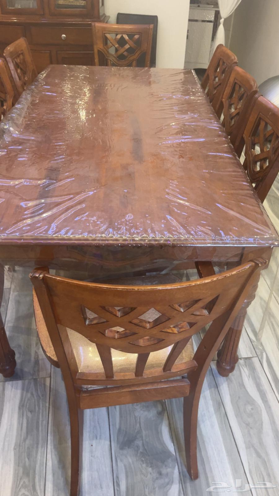 طاولة طعام خشب ماليزي ممتاز استعمال نظيف مع الكراسي عدد864492216724354110