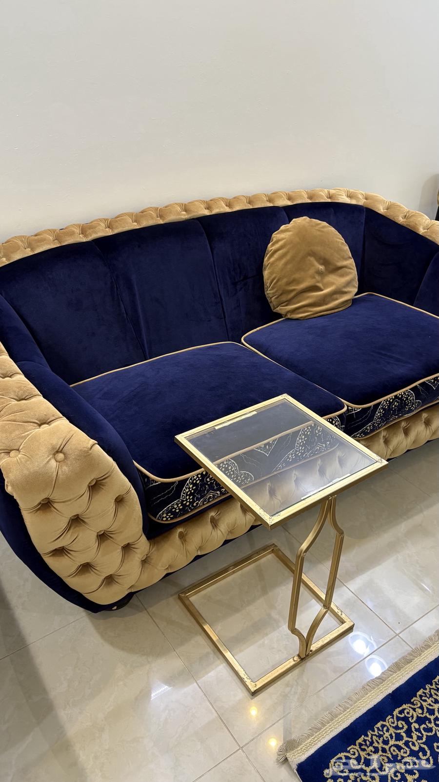 للبيع طاولة طعام وبرادة وطاولة64489806986627112