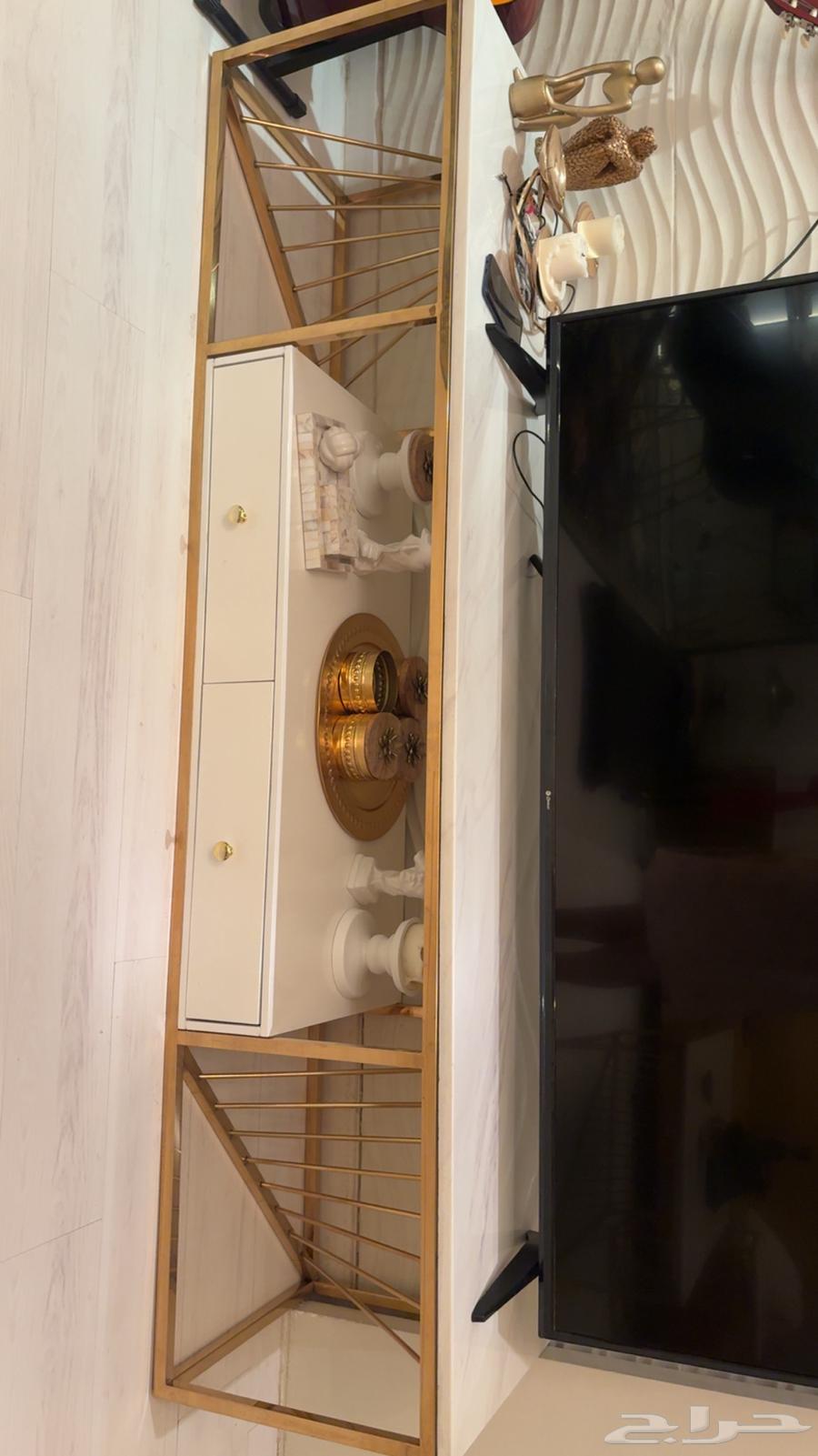 طاولات خدمه تشمل طاولة تلفزيون واربع طاولات صغار معها64492988761089112