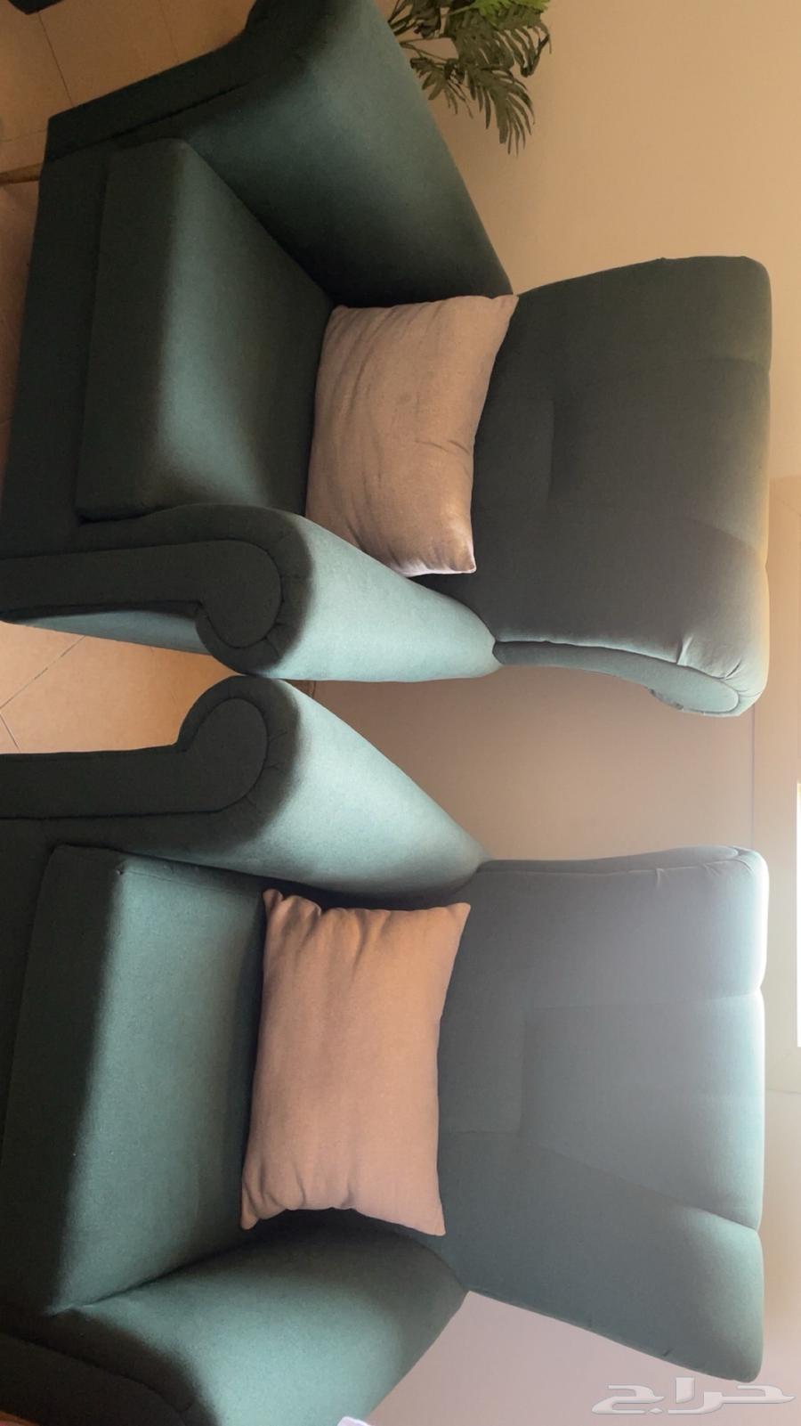 كنب للبيع مع الطاولات و الزولية بحالة ممتازة64490687882241110