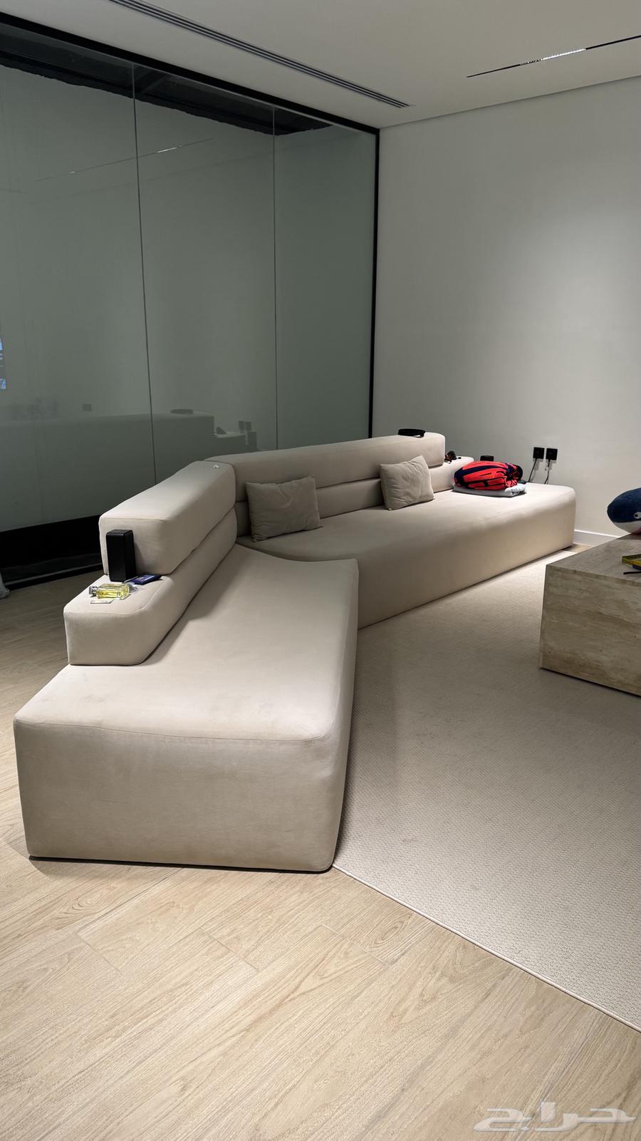 Clean corner sofa used for a few months64492934640514110