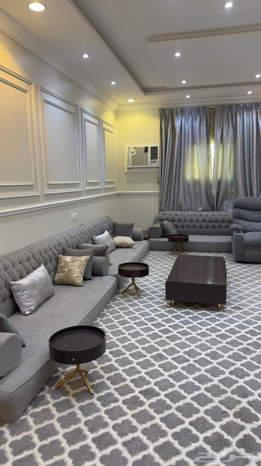 Almost new carpet with its seats, curtain, and tables64490427225859111