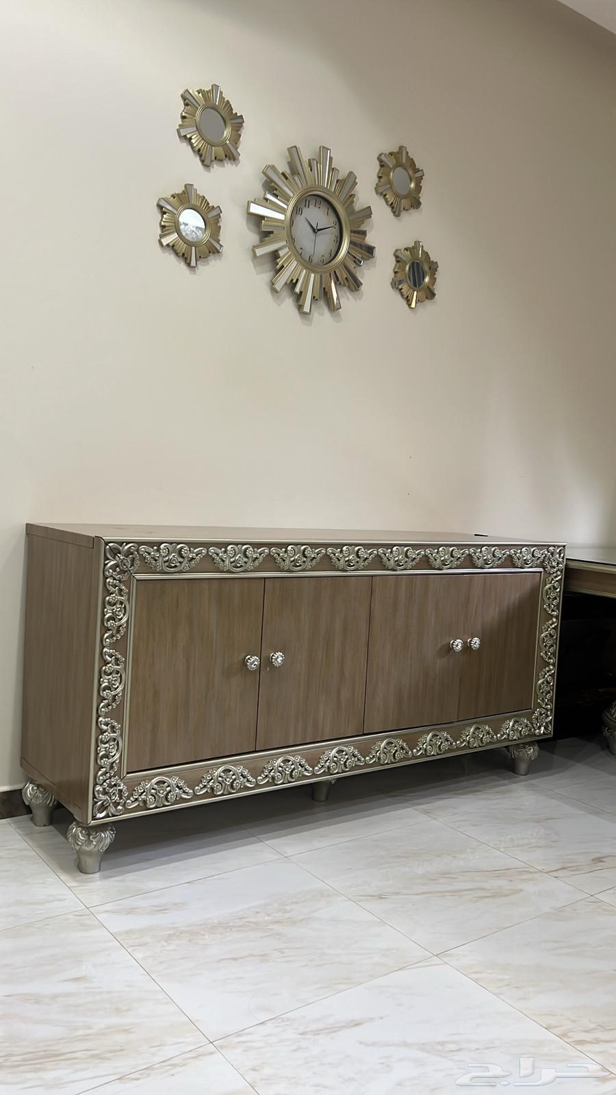 Dining table64489142497794112