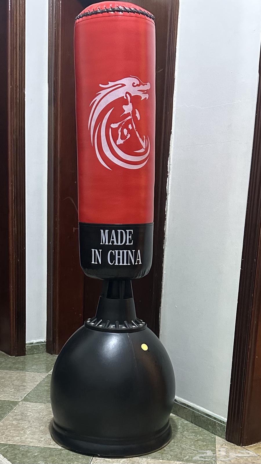 Punching bag with a base that you can fill with water or sand64489184495874111