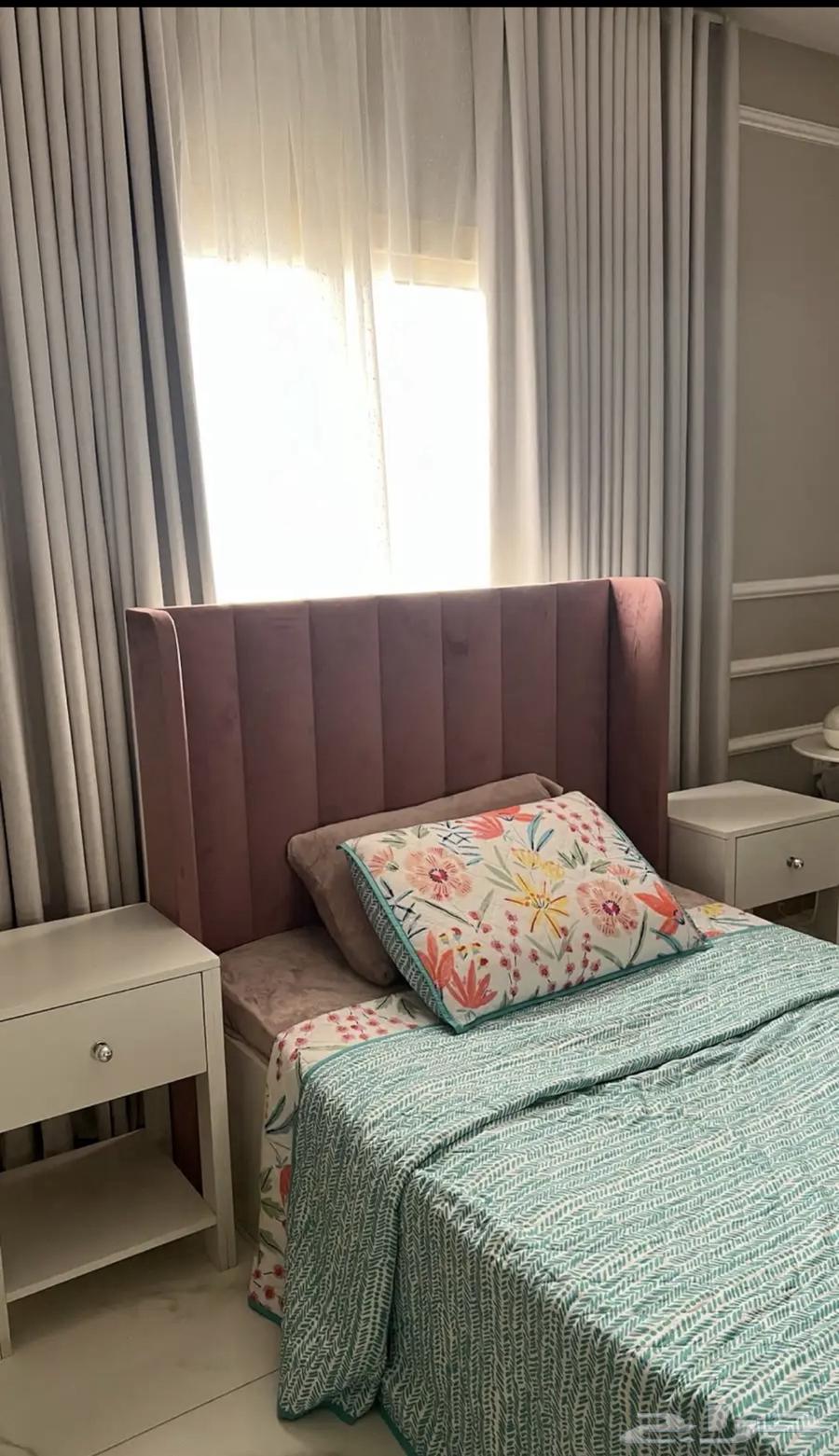 للبيع سرير نفر ونص مع الطراحة و 2كمودينه64492527904513112