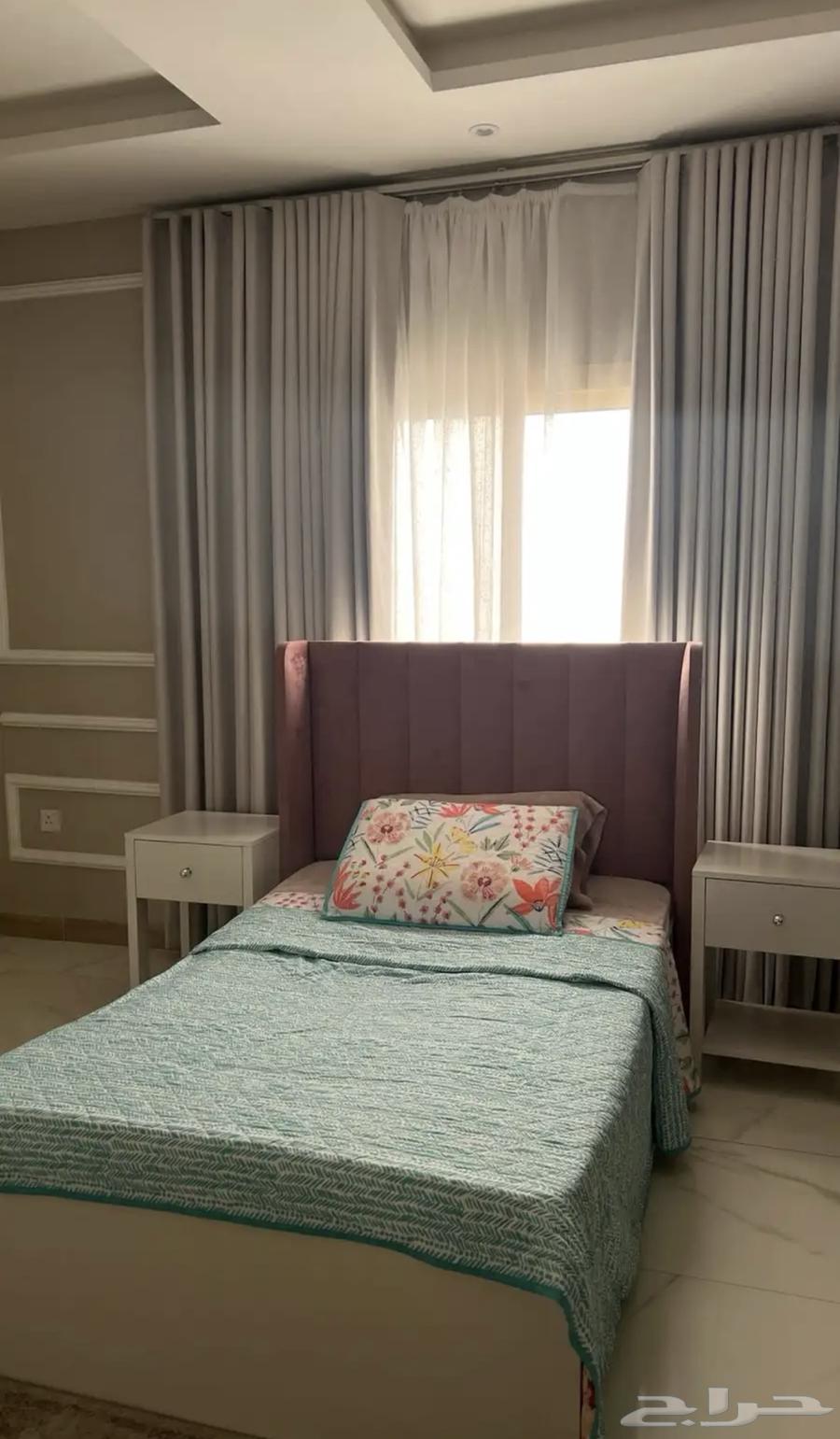 للبيع سرير نفر ونص مع الطراحة و 2كمودينه64492527904513110