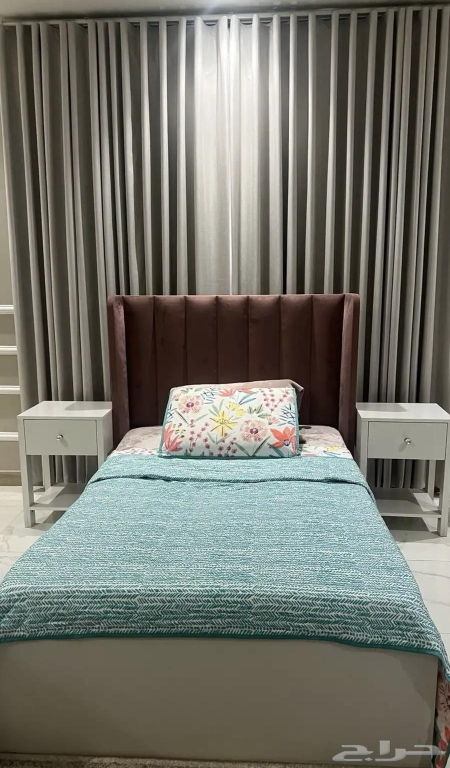 للبيع سرير نفر ونص مع الطراحة و 2كمودينه64492527904513113