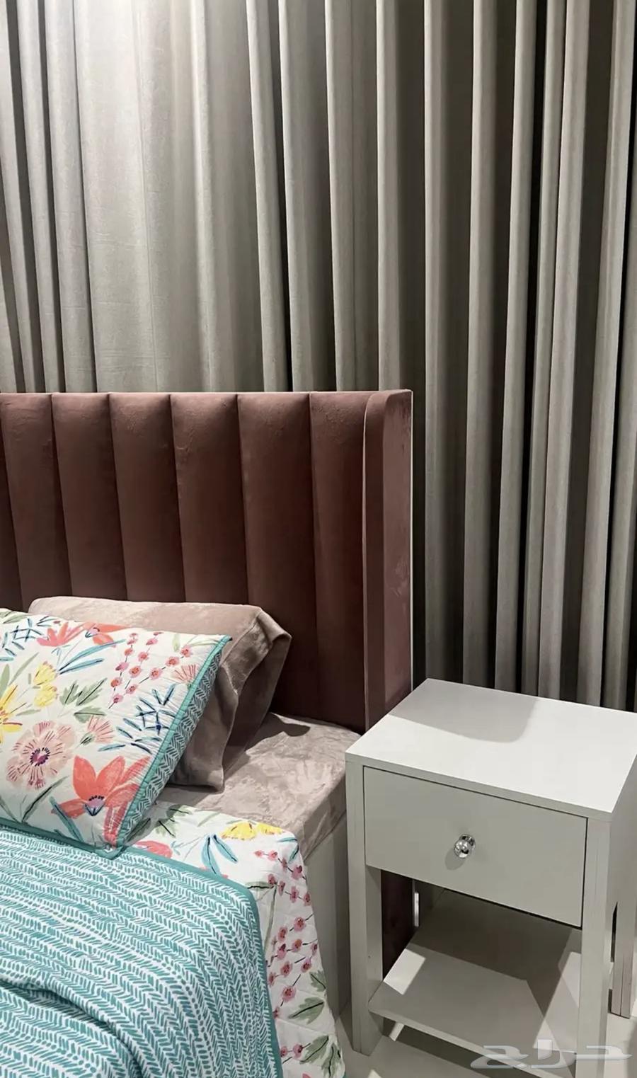 للبيع سرير نفر ونص مع الطراحة و 2كمودينه64492527904513114