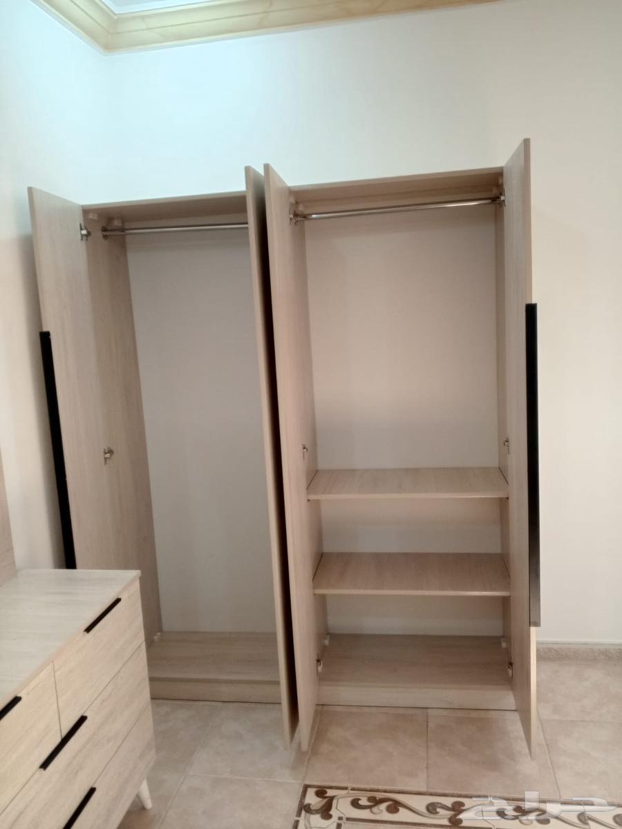 Four door wardrobe are available in multiple colors.64492541216259114