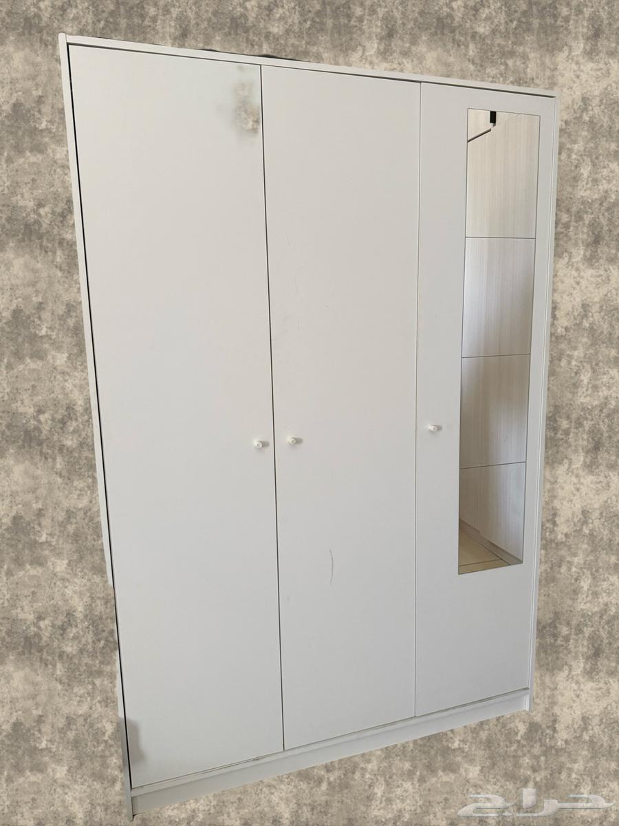 دولاب ايكيا و طاولة تلفزيون شبه جديد للبيع64486482831361111