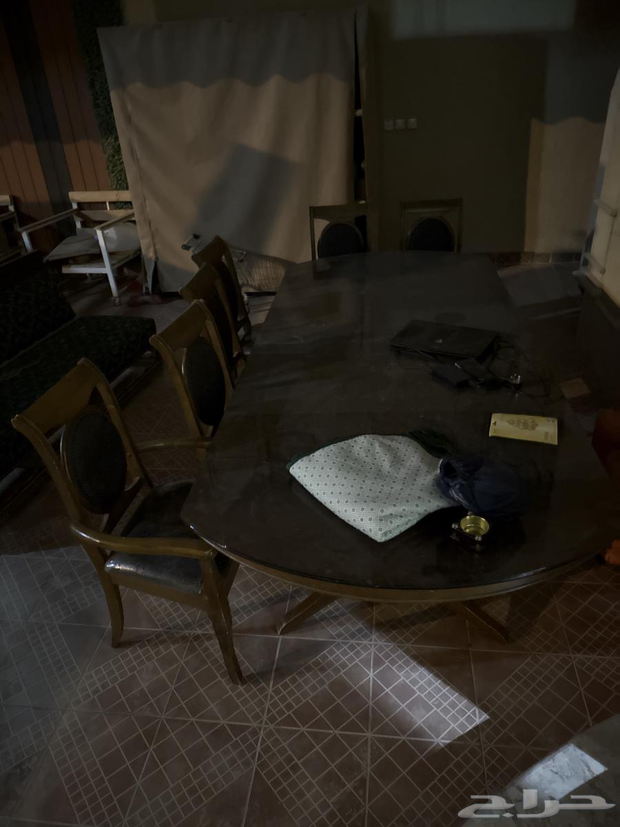طاوله مع كراسيها للبيع64492894399105110