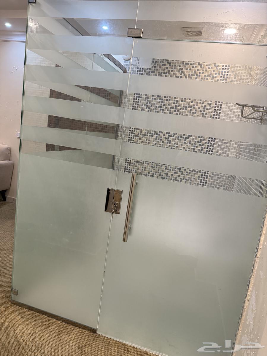 Selling a 2-person jacuzzi and glass partition64492487534465113