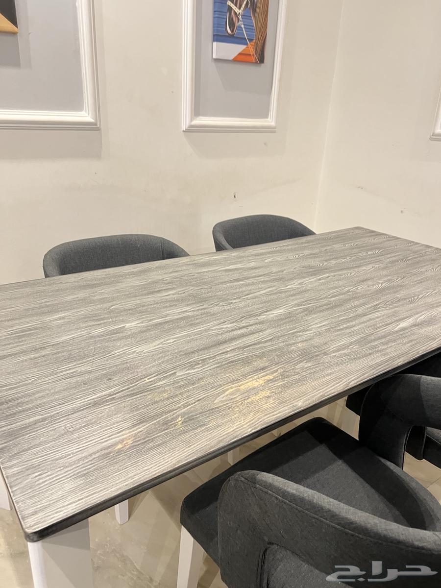 Used table and chairs64491946221699114