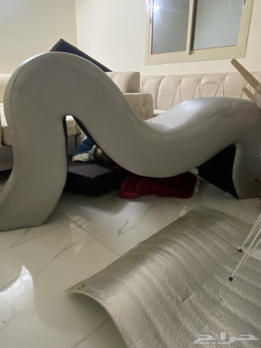 Leather sofa, guest tables64486329345411110