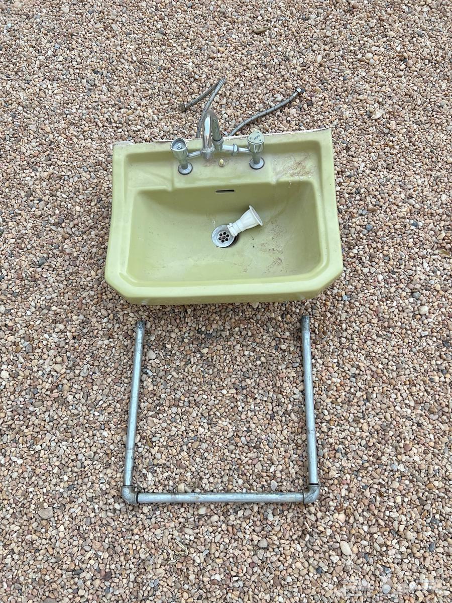 مغسله قديمه تراث نظيفه لون نادر ومميز بكامل اغراضها64492447463043110