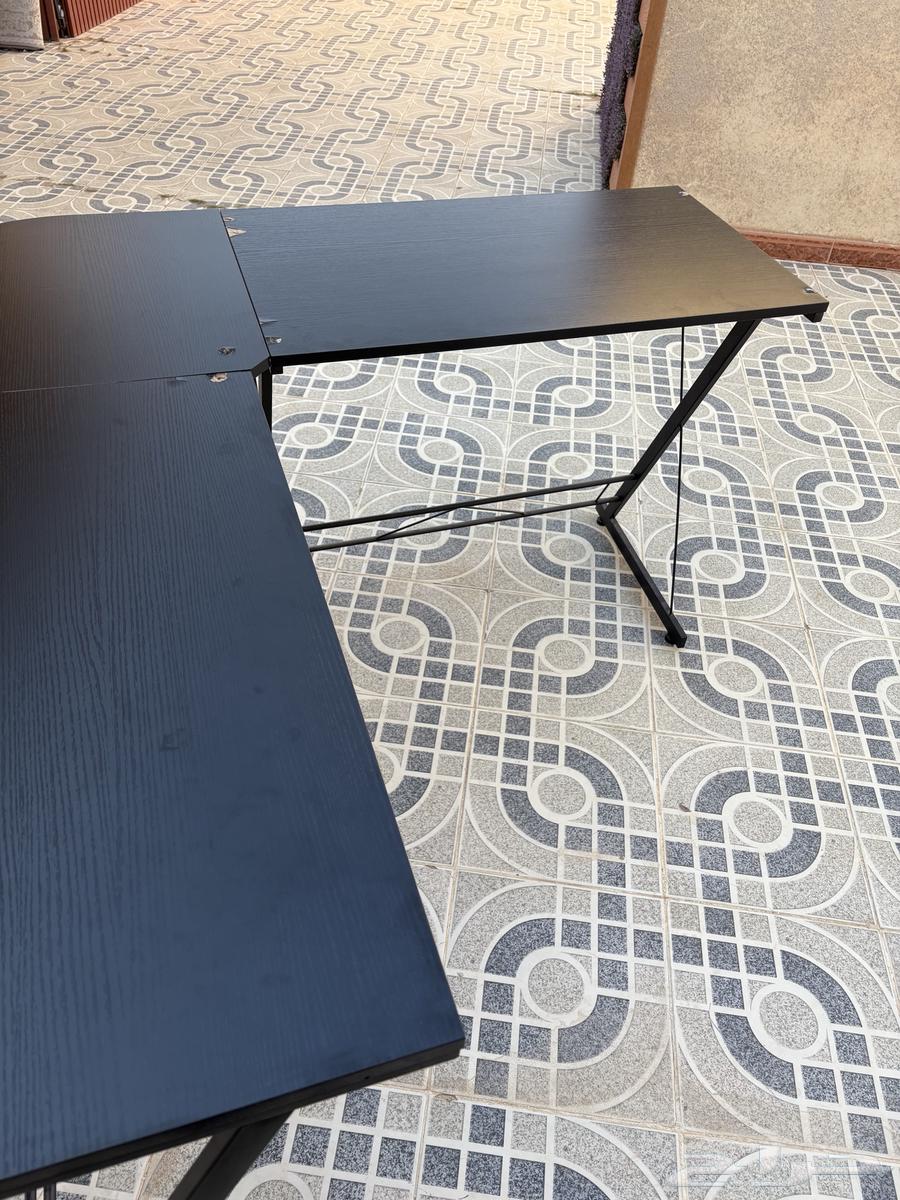 طاوله قيمنق اسود فيها خدوش بسيطه64491347245571110