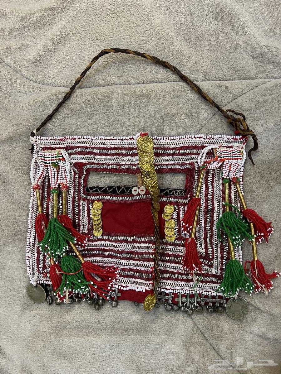 برقع وثوب قديم جدا نسائي يستخدم وقت المناسبات الوطنيه64494318142338111