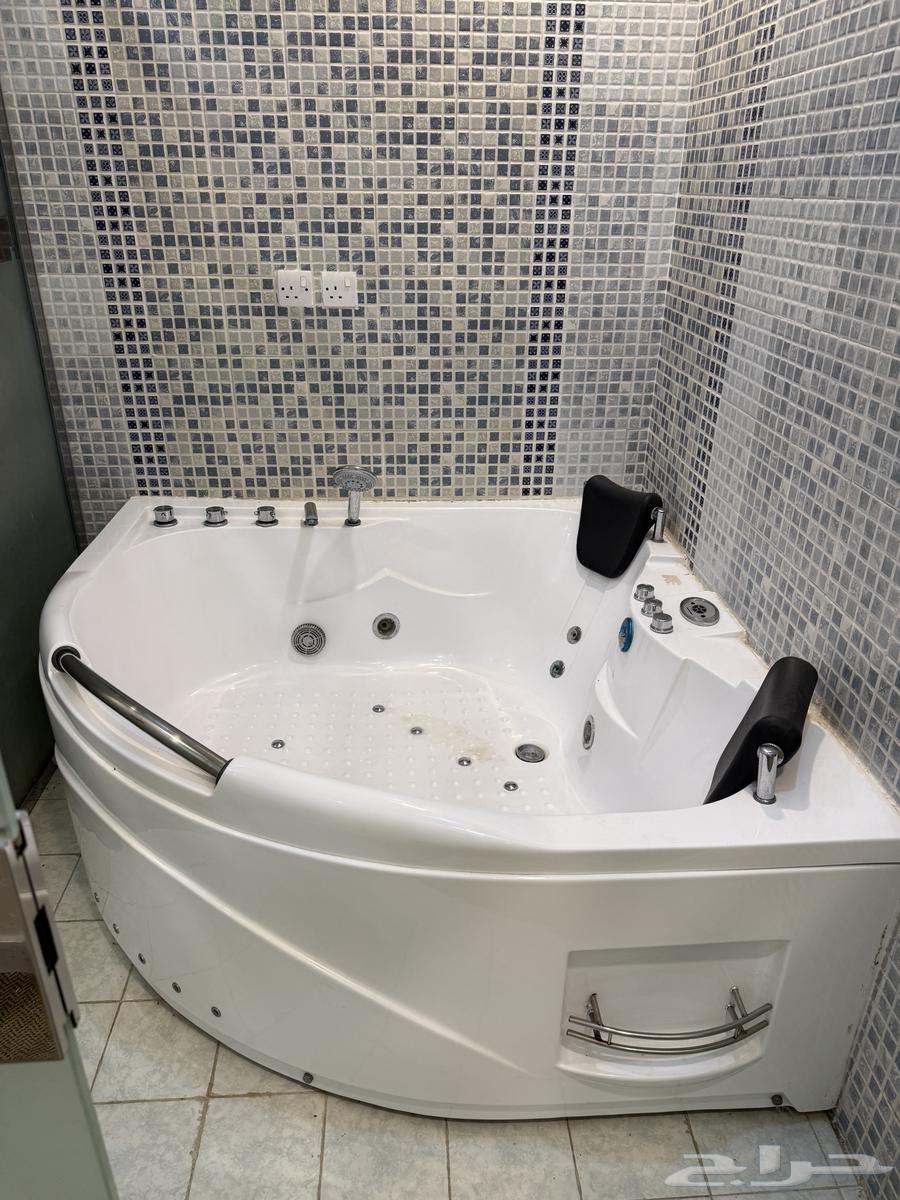 Selling a 2-person jacuzzi and glass partition64492487534465110