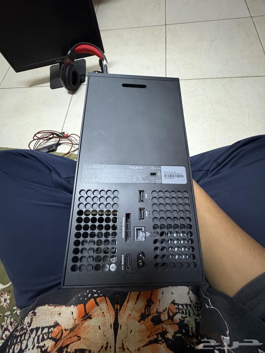 Xbox Series X with screen64493286638595112
