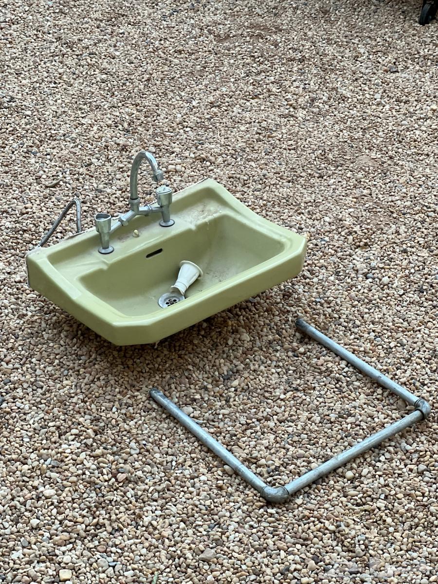 مغسله قديمه تراث نظيفه لون نادر ومميز بكامل اغراضها64492447463043112