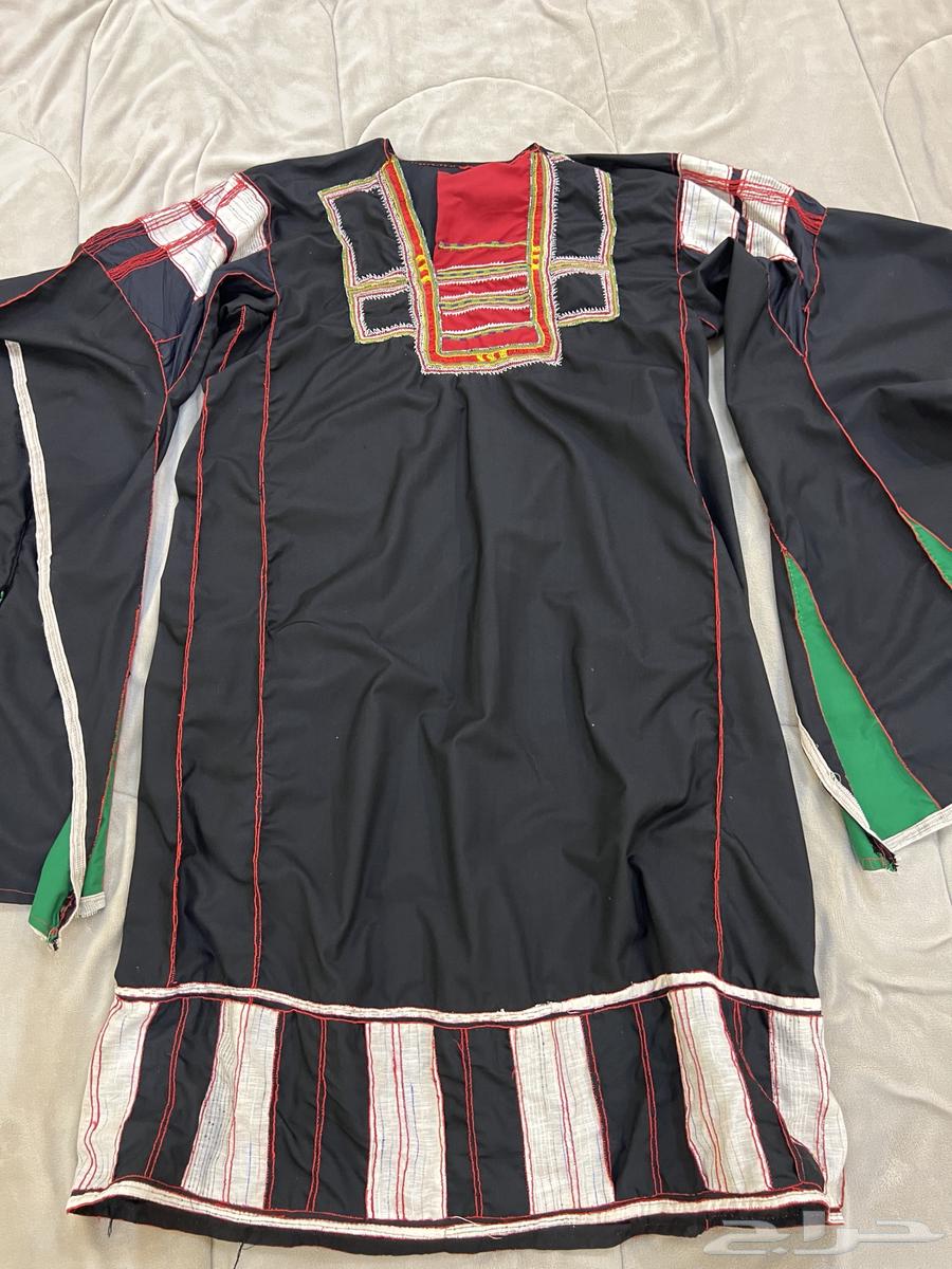 برقع وثوب قديم جدا نسائي يستخدم وقت المناسبات الوطنيه64494318142338112