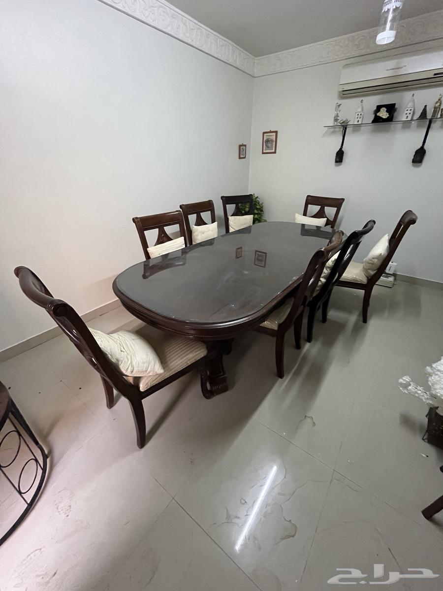 Dining table with five chairs, good condition64491660042369111