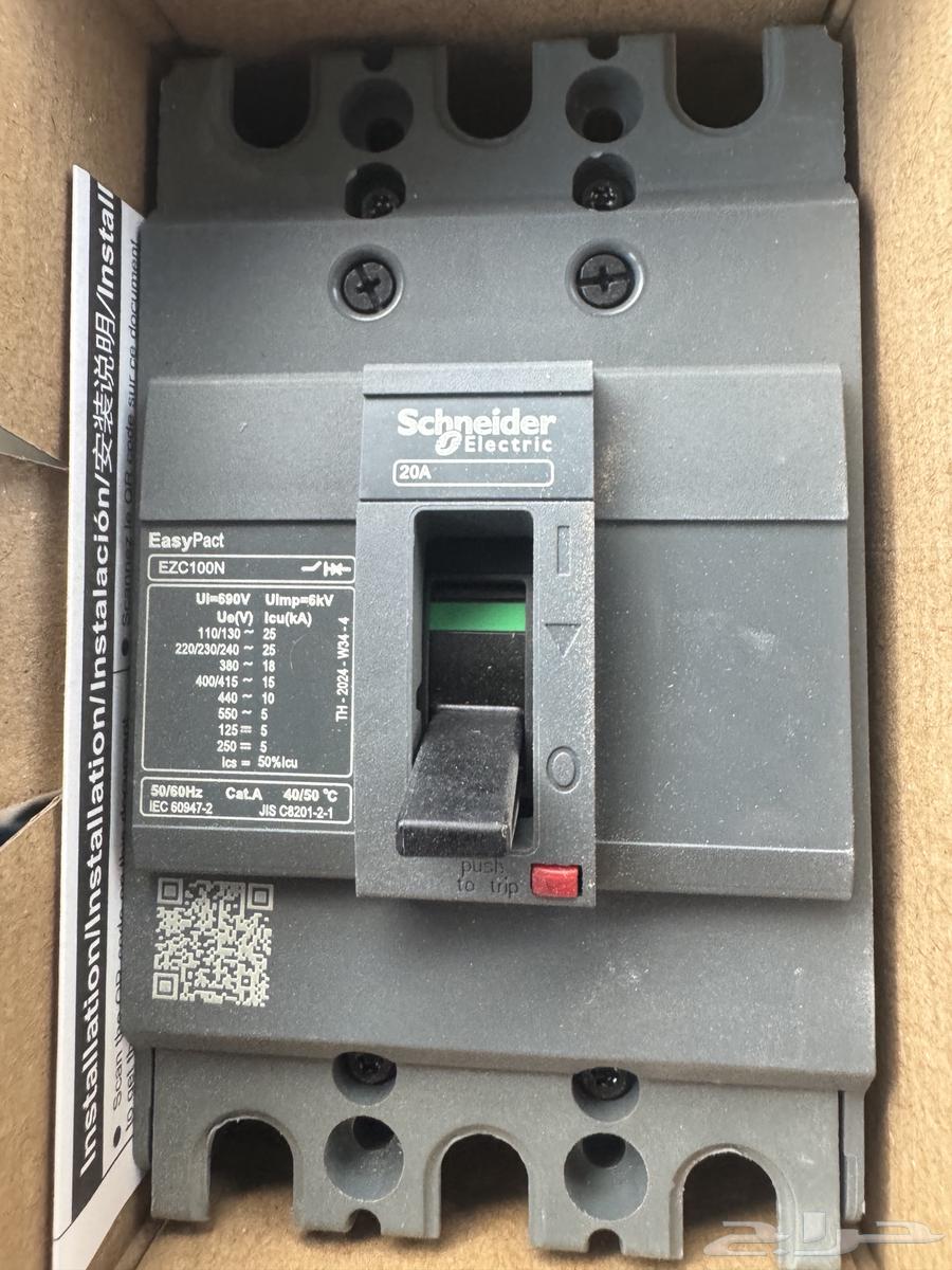 4 Schneider circuit breakers64488367173249111