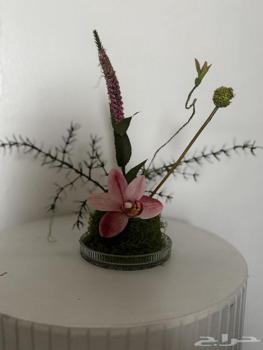 ستاندات مع بوكيه ورد استقبال مواليد.64489834222850112