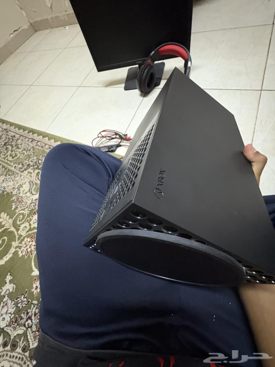 Xbox Series X with screen64493286638595113