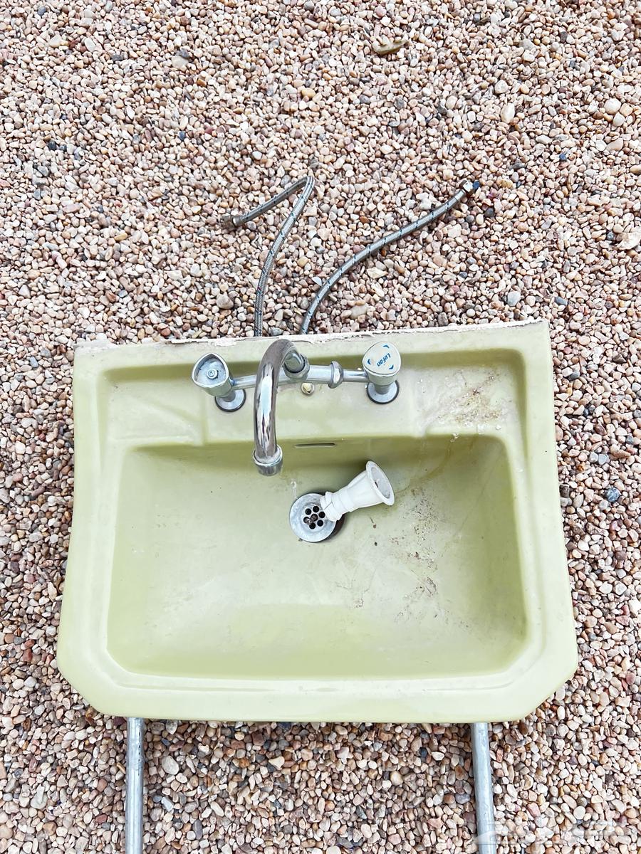 مغسله قديمه تراث نظيفه لون نادر ومميز بكامل اغراضها64492447463043113