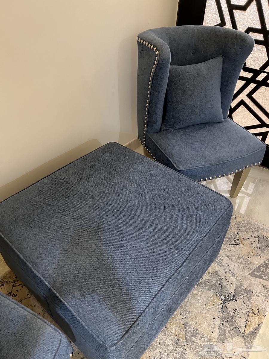 Dining table with two chairs64491238726914111