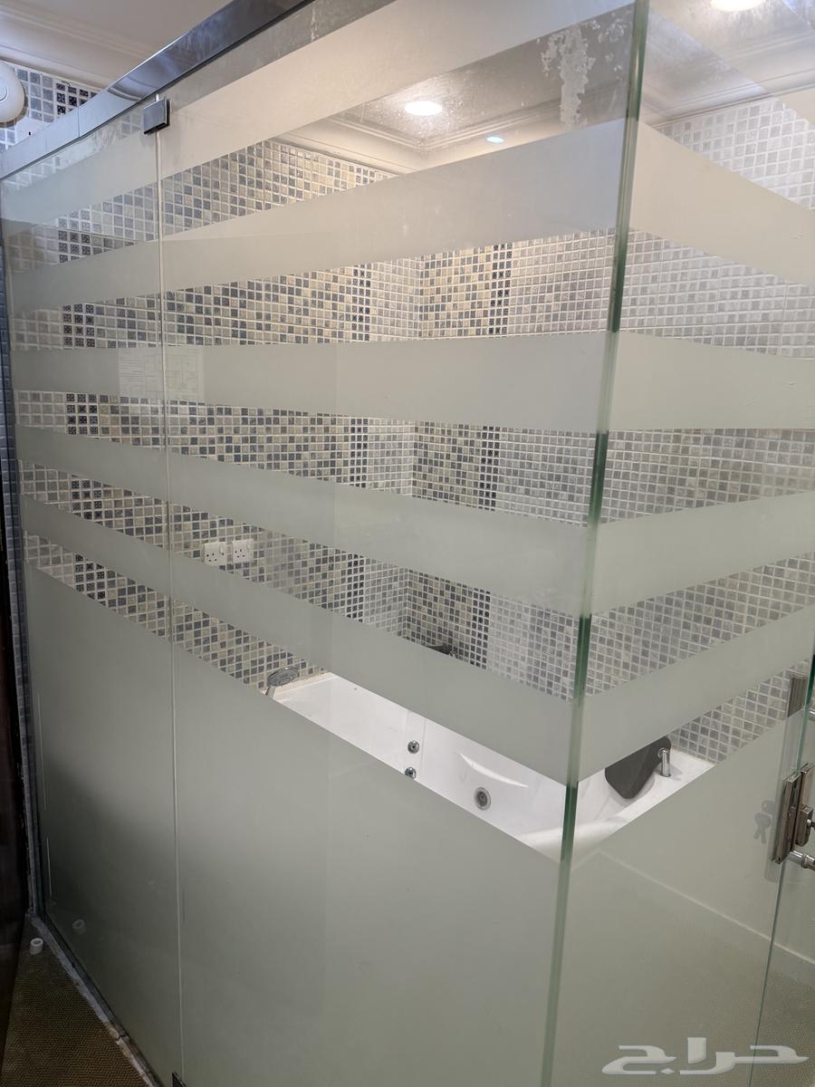 Selling a 2-person jacuzzi and glass partition64492487534465114