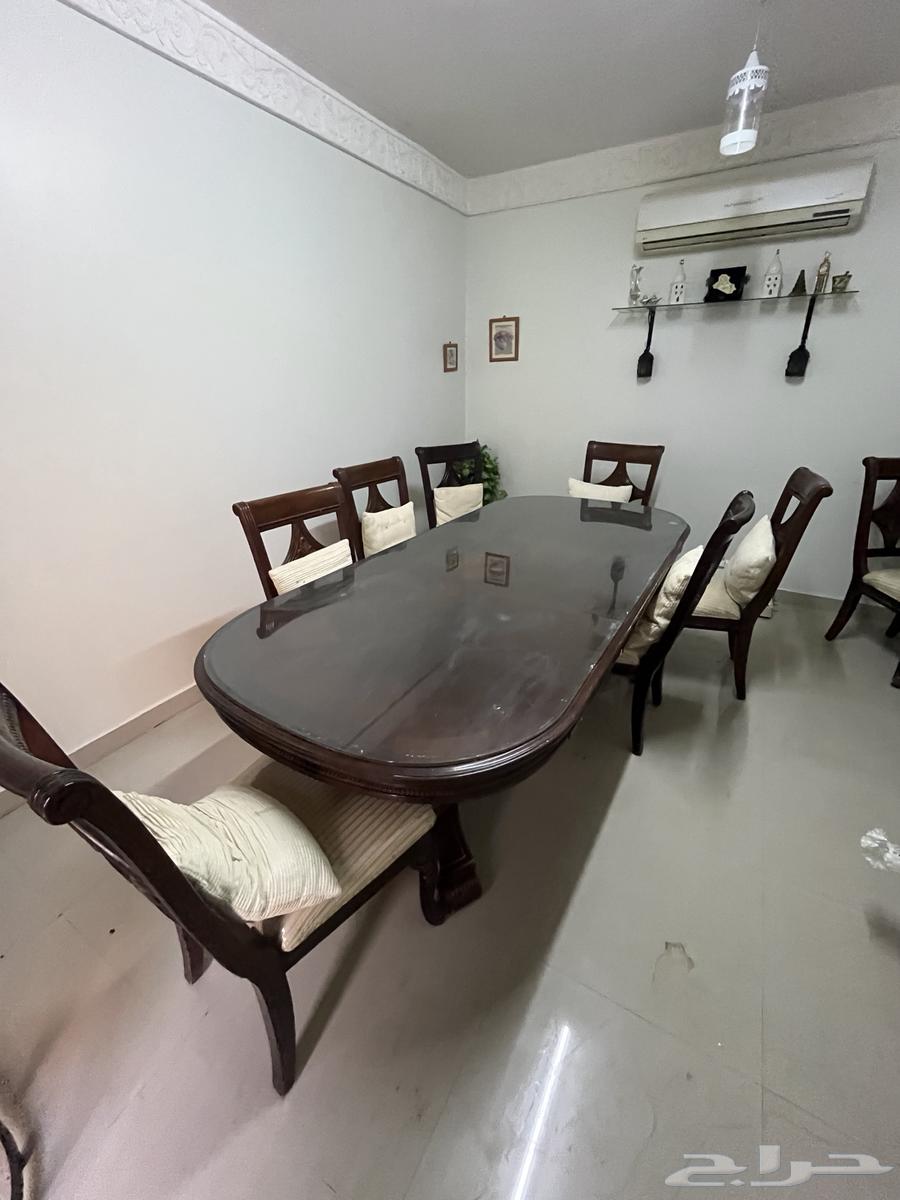 Dining table with five chairs, good condition64491660042369110