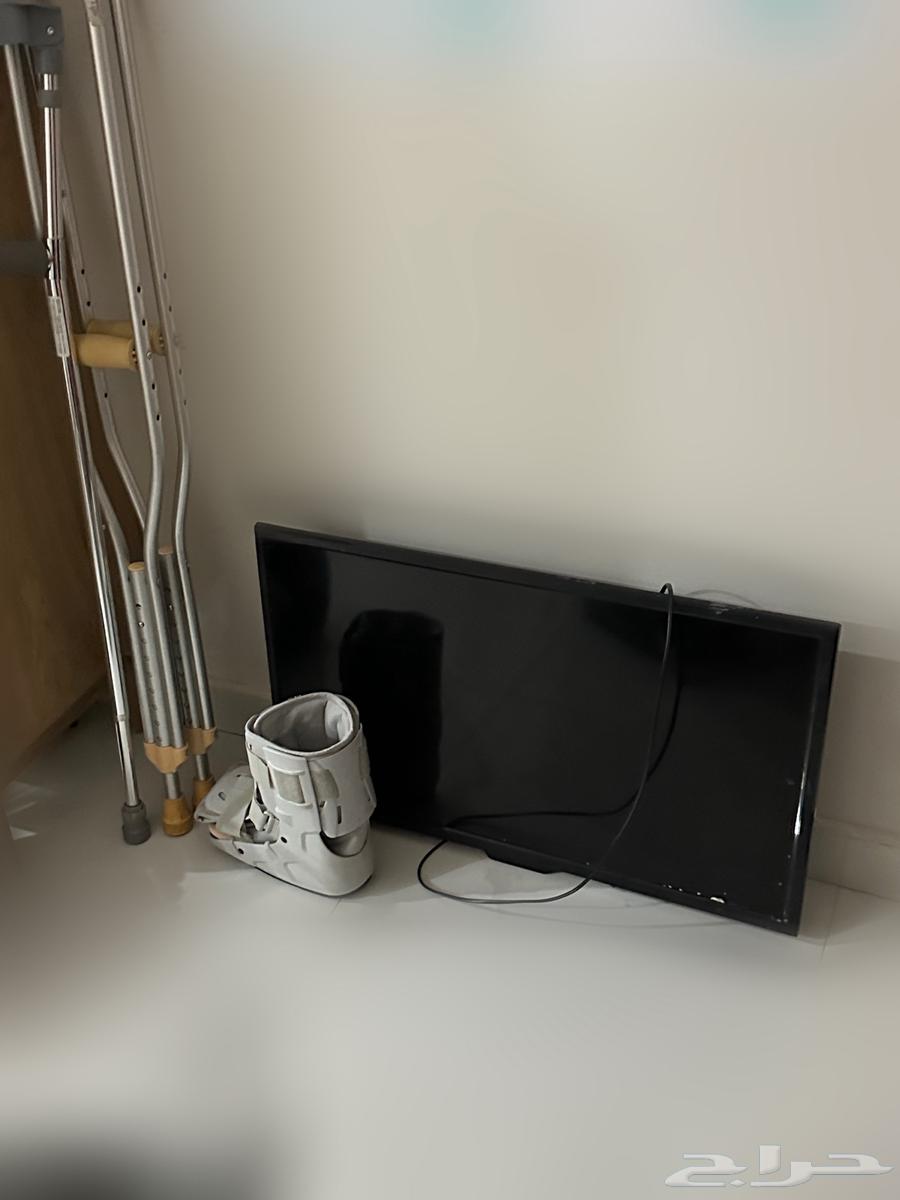 تلفزيون دانسات و عكازين و حذاء walking boot و كرسي متحرك64487346390145111