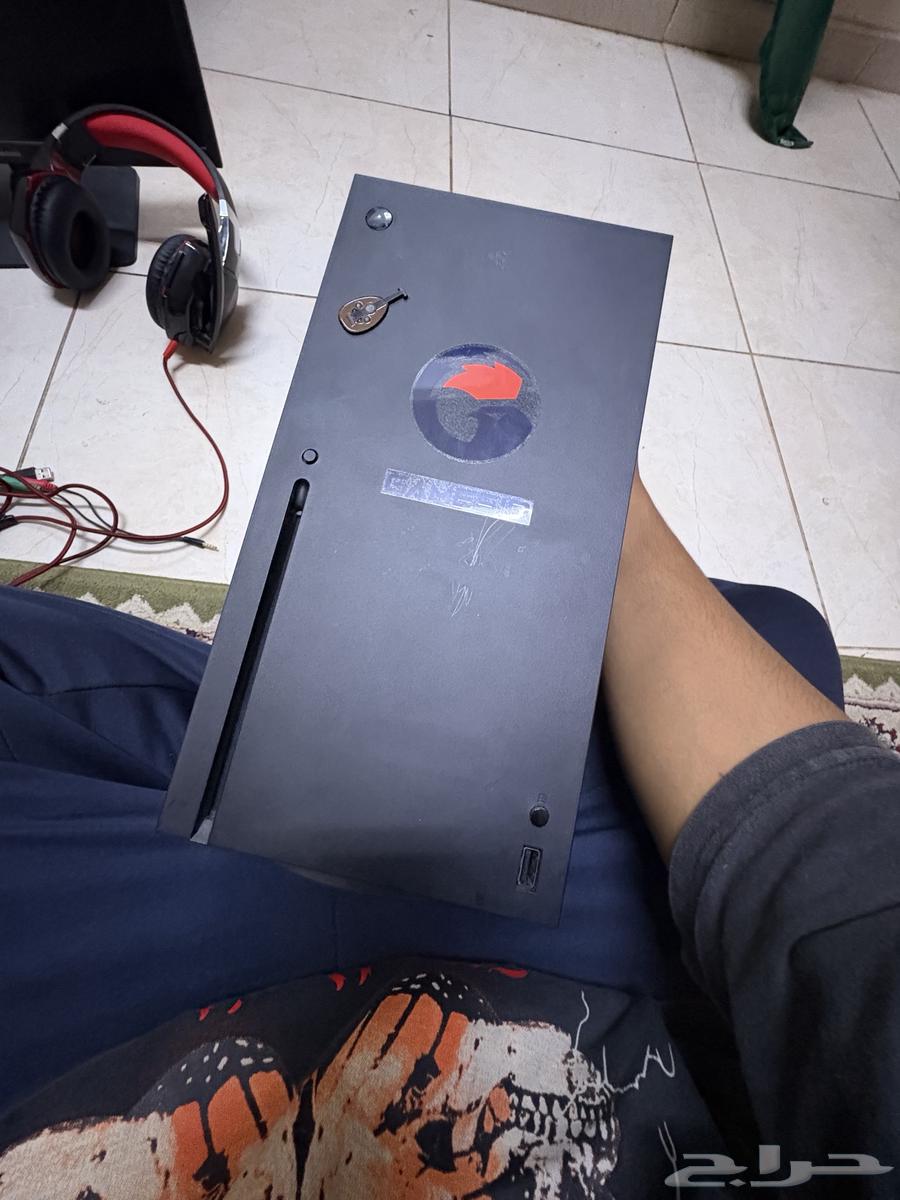 Xbox Series X with screen64493286638595110
