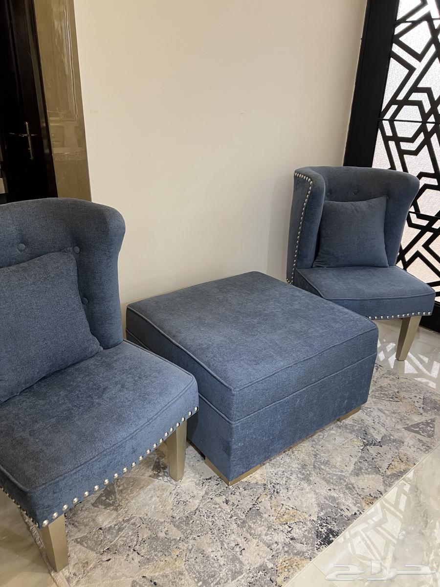 Dining table with two chairs64491238726914110