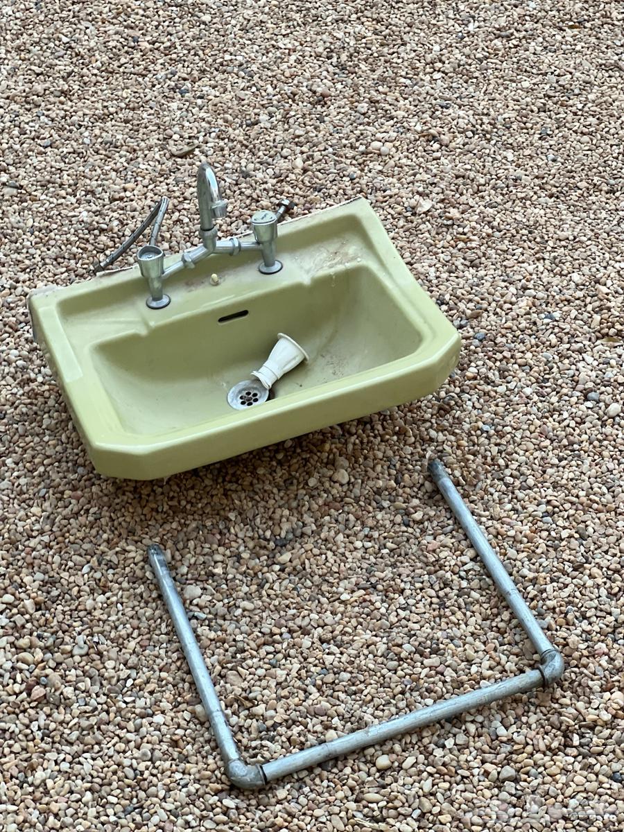 مغسله قديمه تراث نظيفه لون نادر ومميز بكامل اغراضها64492447463043111