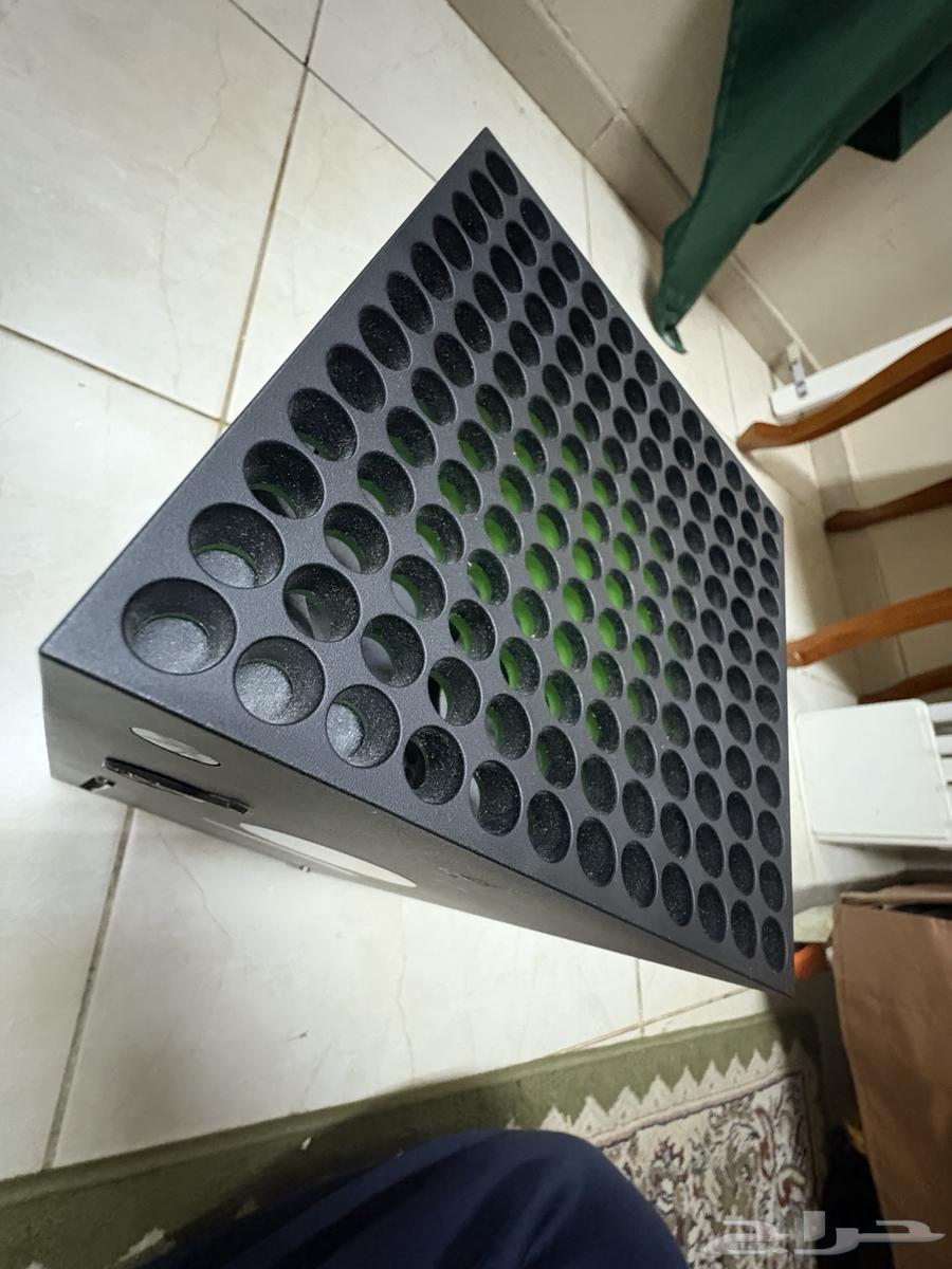 Xbox Series X with screen64493286638595111