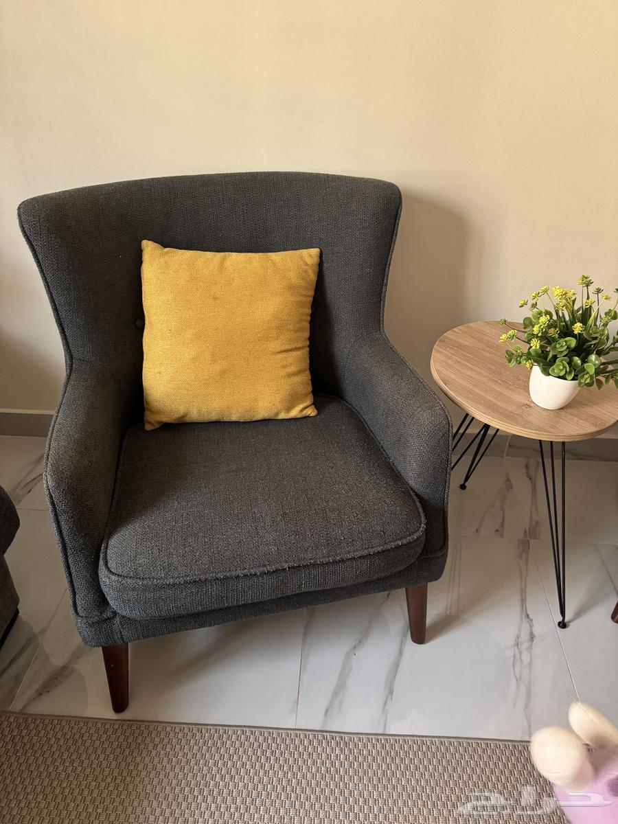 Sofa, two chairs, two tables, and a carpet from Abiat for sale for 1800 riyals64490966304641111