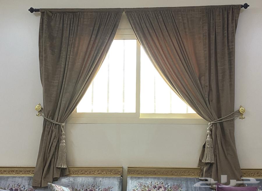 Floor seating set with curtain and gray carpet64489724893313112