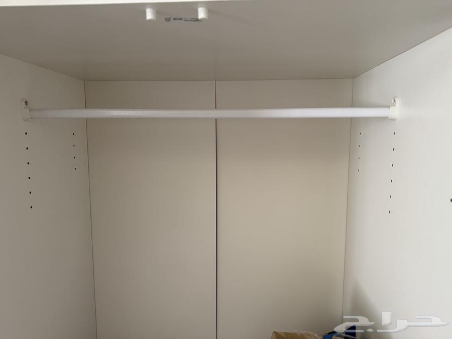 دولاب ايكيا و طاولة تلفزيون شبه جديد للبيع64486482831361112