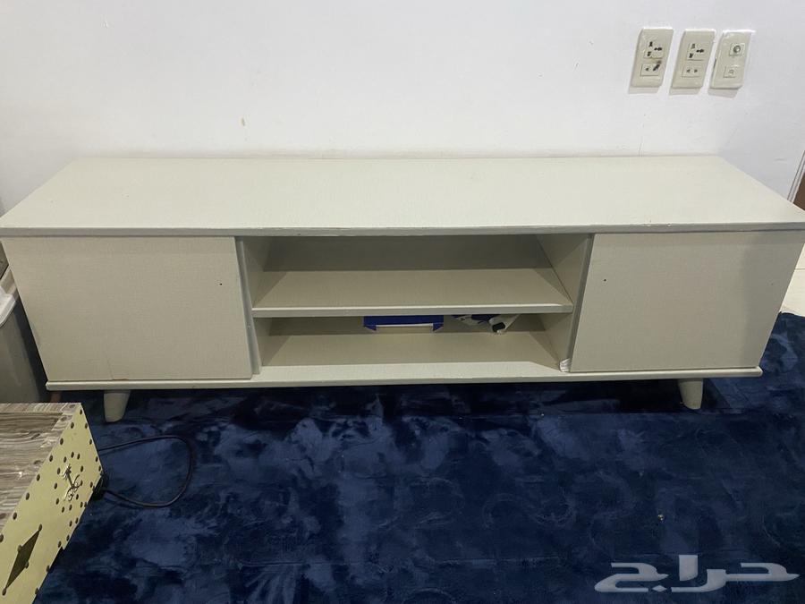 طاولة تلفريون نظيفة64486385384321110