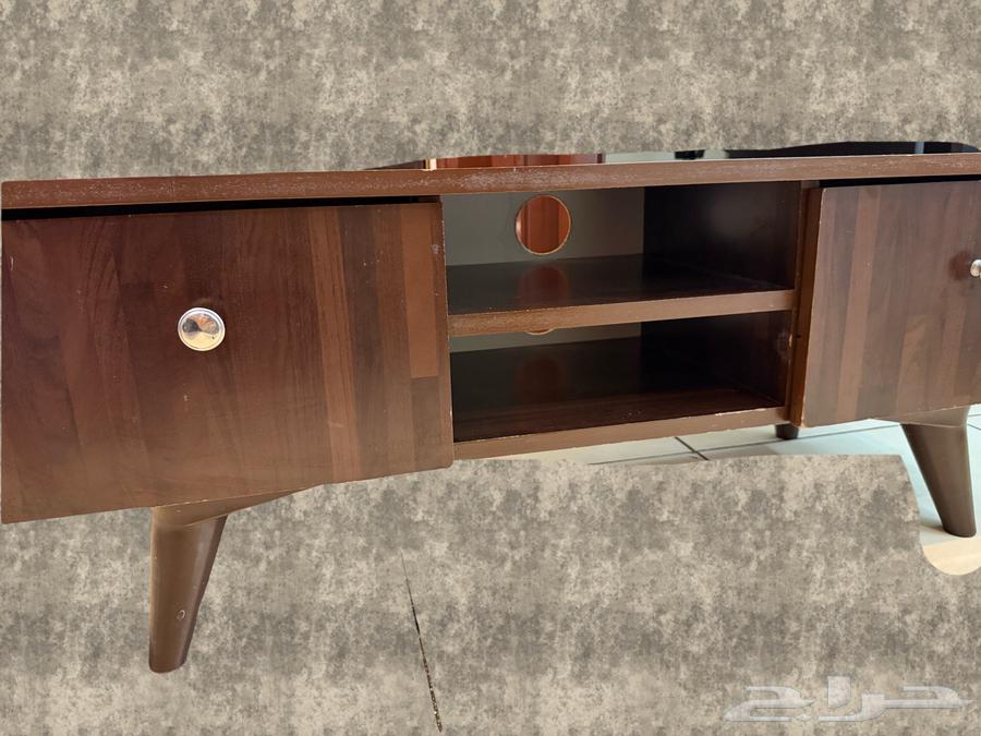 دولاب ايكيا و طاولة تلفزيون شبه جديد للبيع64486482831361110