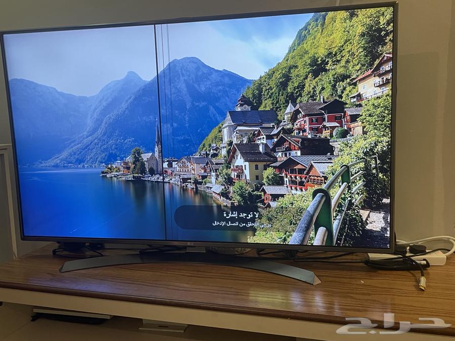 تلفزيون وطاوله للبيع64489488978561110