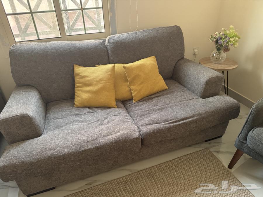 Sofa, two chairs, two tables, and a carpet from Abiat for sale for 1800 riyals64490966304641110