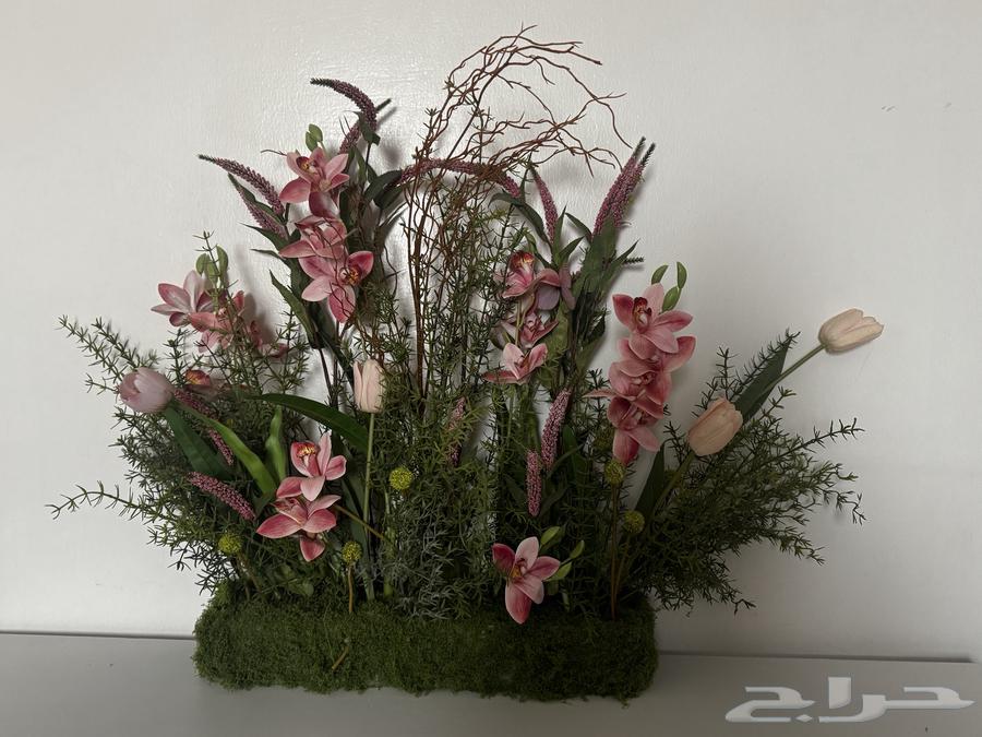 ستاندات مع بوكيه ورد استقبال مواليد.64489834222850111