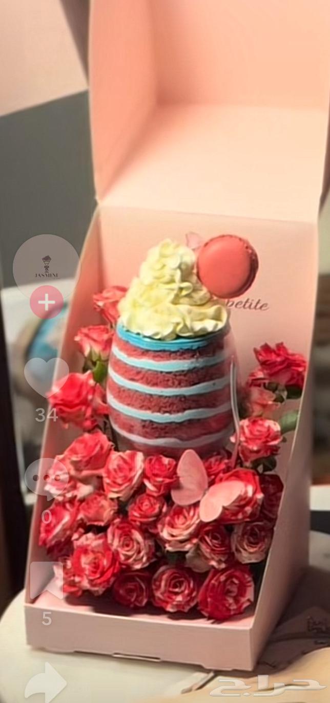 كوب كيك مع الورد هديه مميزه لمن تحبون 80 ريال64486688985602110