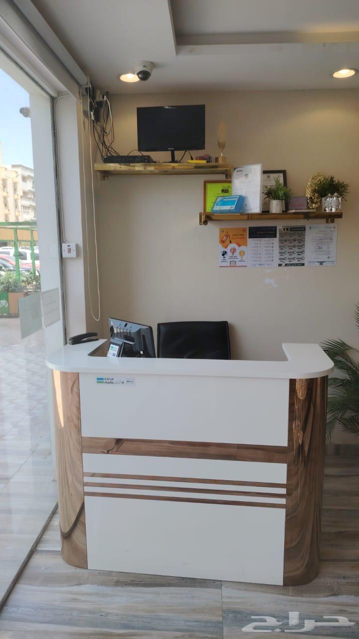 طاولة كاشير نظيفه وجديده للبيع64488948059011110