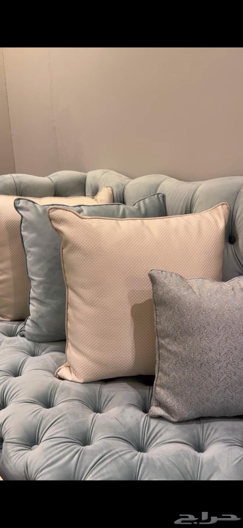 Luxurious Midas sofa, new and clean64492622533633110