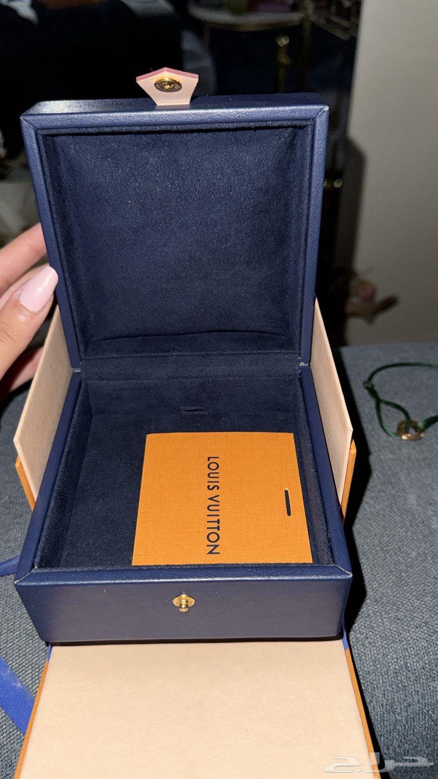 ساورة Lv مع جميع ملحقاتها وفاتورتها موجوده64494827434883112